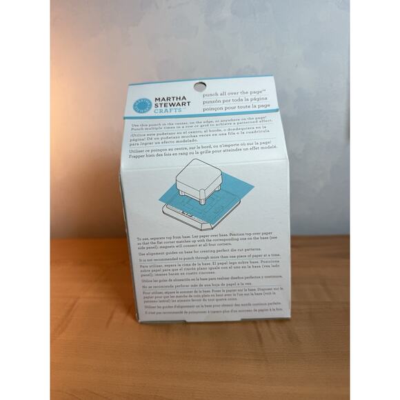 MARTHA STEWART CRAFTS PUNCH PUNCH ALL OVER THE PAGE SCALLOP SNOWFLAKE PUNCH 2011 - Picture 3 of 6